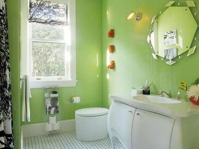 phòng tắm kết hợp màu trắng và xanh lá