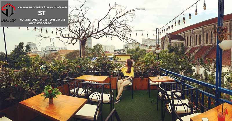 Thiết kế quán cafe trên sân thượng:

Thiết kế quán cafe trên sân thượng đặc biệt tại khu vực đô thị đông đúc của Sài Gòn sẽ khiến bạn thích thú với không gian xanh mát tuyệt vời. Từ đó, bạn sẽ có thể thưởng thức một ly cà phê thơm ngon, ngắm nhìn cảnh quan thành phố đẹp qua những tầm nhìn tuyệt vời. Đó là một trải nghiệm xứng đáng để trải nghiệm và khám phá.