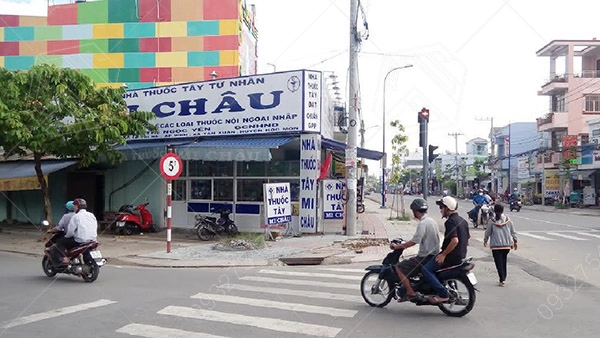 thiết kế nhà thuốc 2 mặt tiền