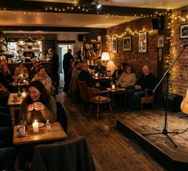 Diện Tích Tối Thiểu Quán Cafe Acoustic: m² & Sơ Đồ Loa Chuẩn